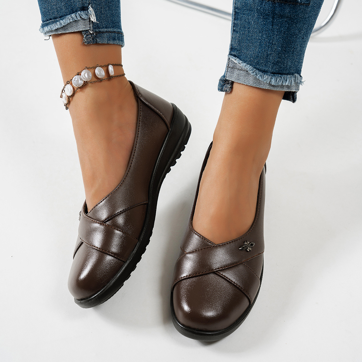 Womens Chanel-style Flat Loafers With A Metal Buckle And Tassel Detail foto 4