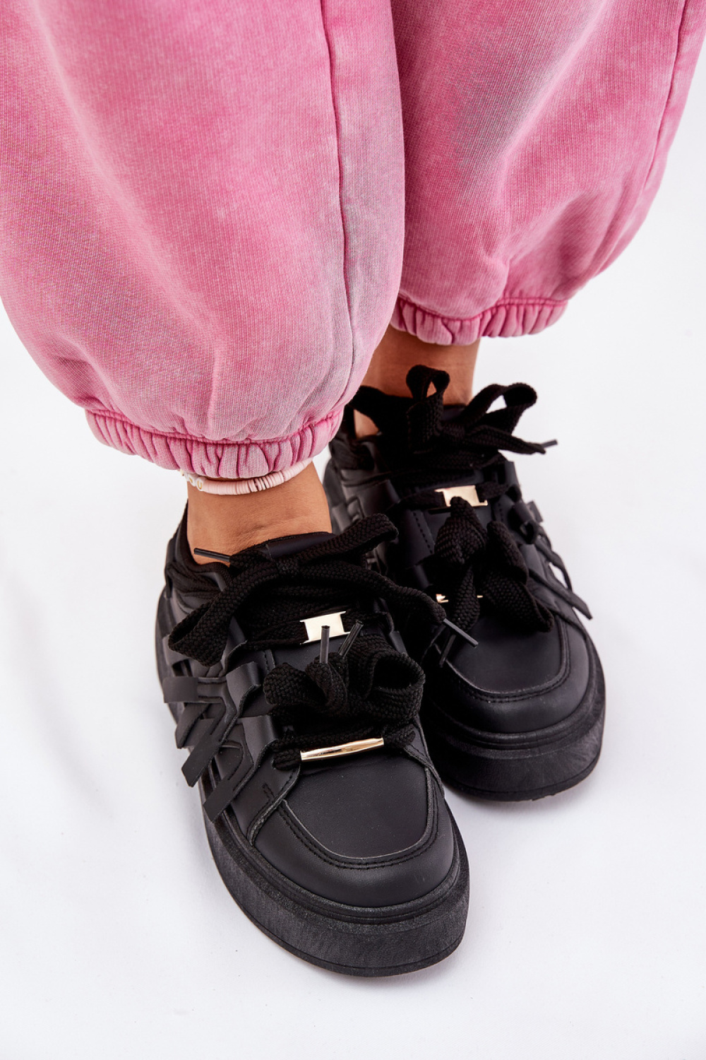 Sportschoenen op een platform Step in style foto 3