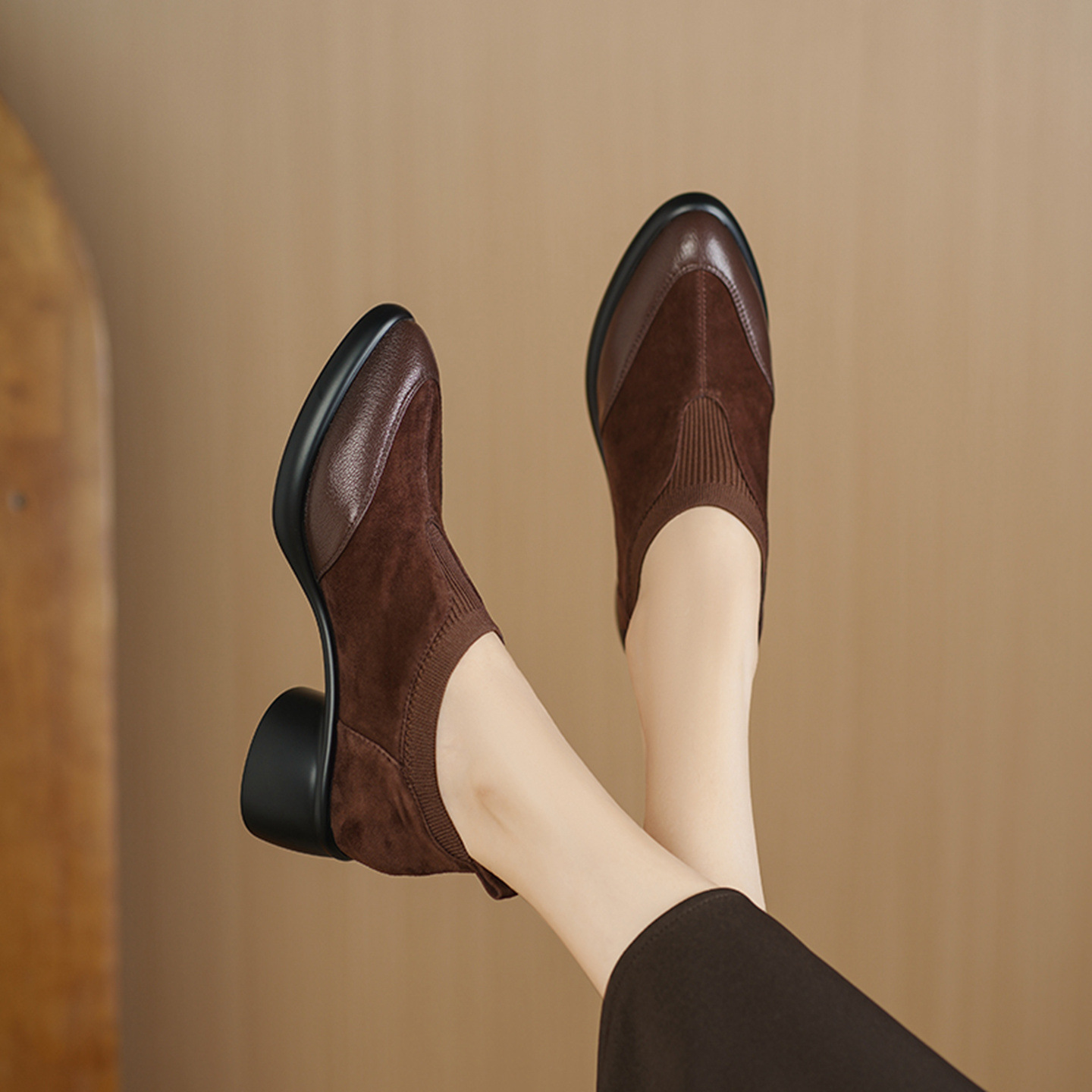 Soft Suede Chunky-heel Pumps With A Low Cut And A Single Strapa Mary Jane Style foto 2