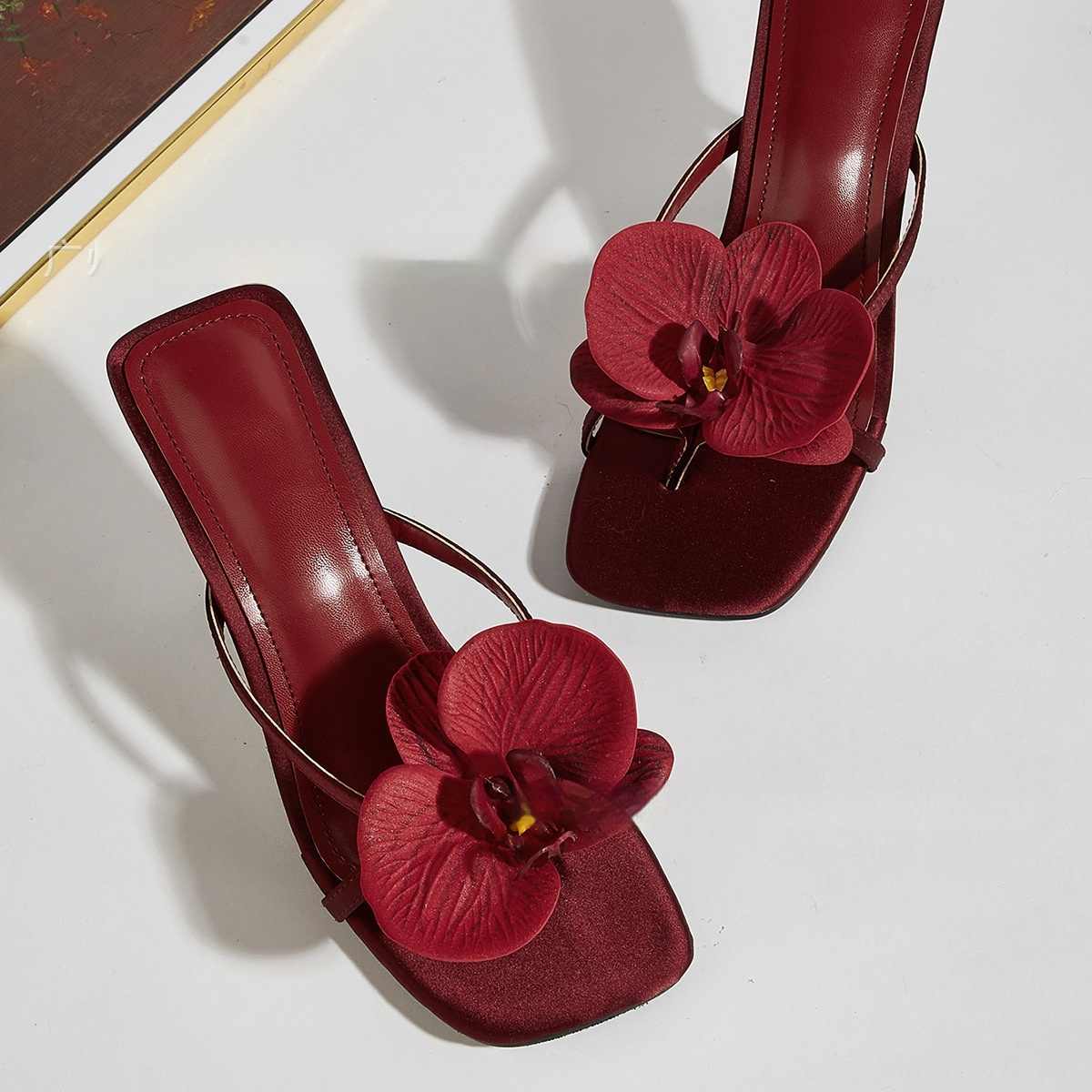 Wine Red Meiko Flower Decorative Flip-toe Square Toe High Heel Sandals foto 2