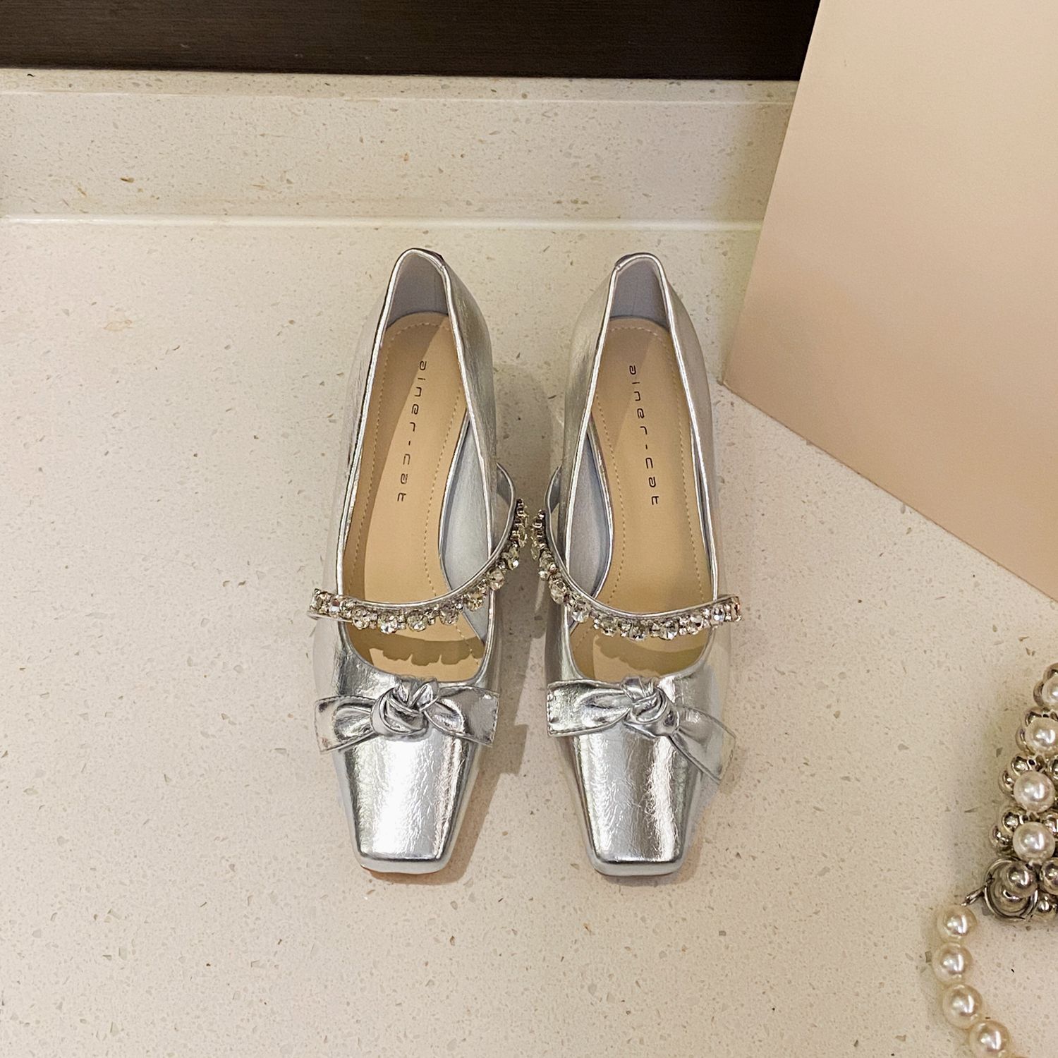 French-style Pointed-toe Mary Jane Shoes With Rhinestones Low-cut Design foto 5